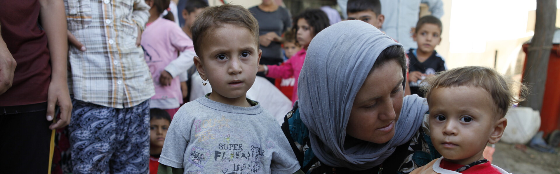 Eine syrische Mutter mit ihren zwei kleinen Söhnen