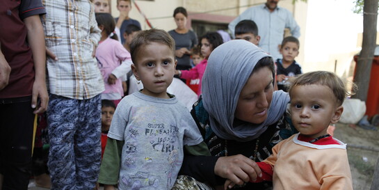 Eine syrische Mutter mit ihren zwei kleinen Söhnen