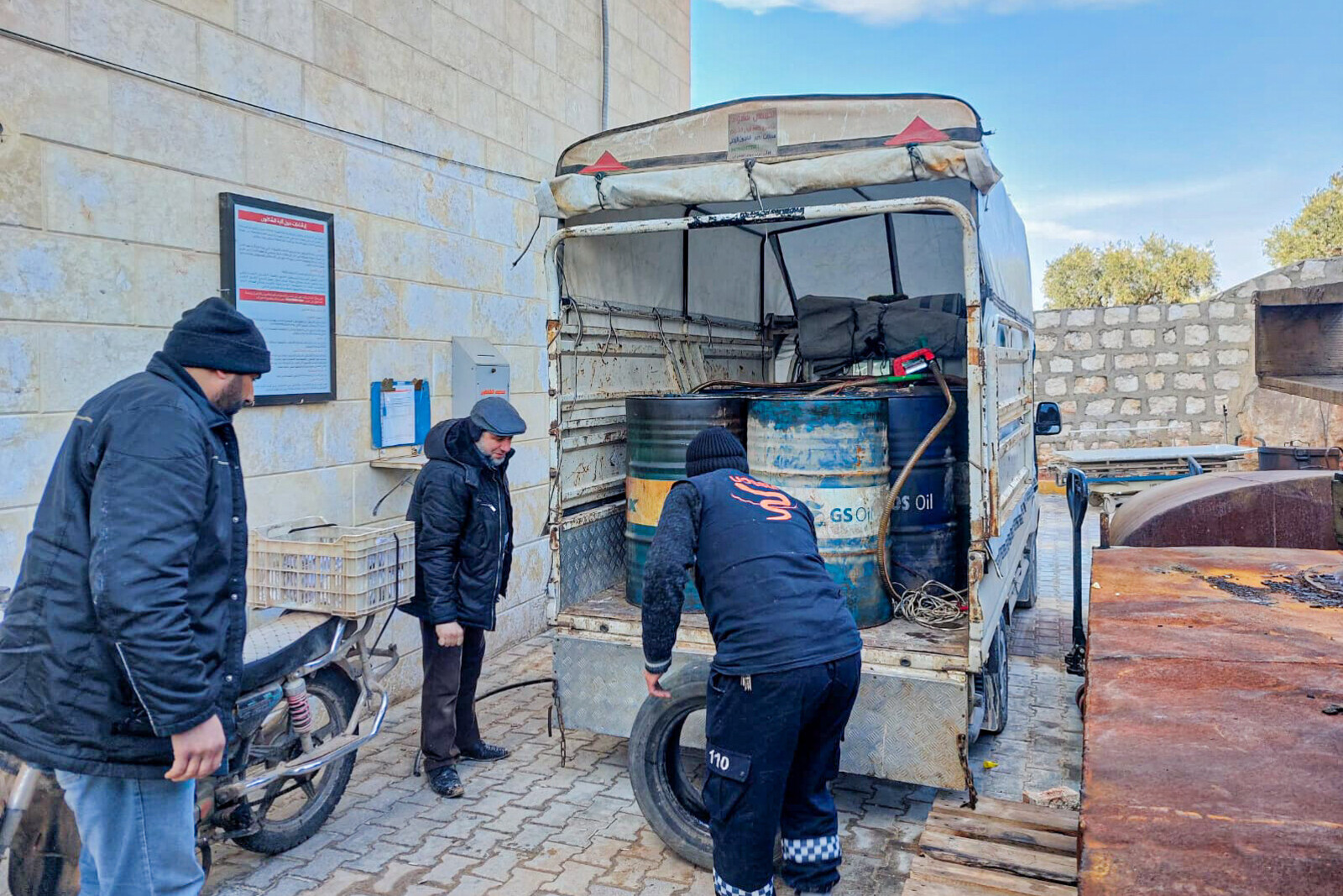 Helfer verladen Heizöl und Gas, damit die Menschen in den Notunterkünften nach den Erdbeben in Syrien nicht frieren müssen 