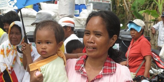Überlebende des Taifuns Yolanda bei einer ADRA-Verteilung von Wasserbehältern auf den Philippinen 