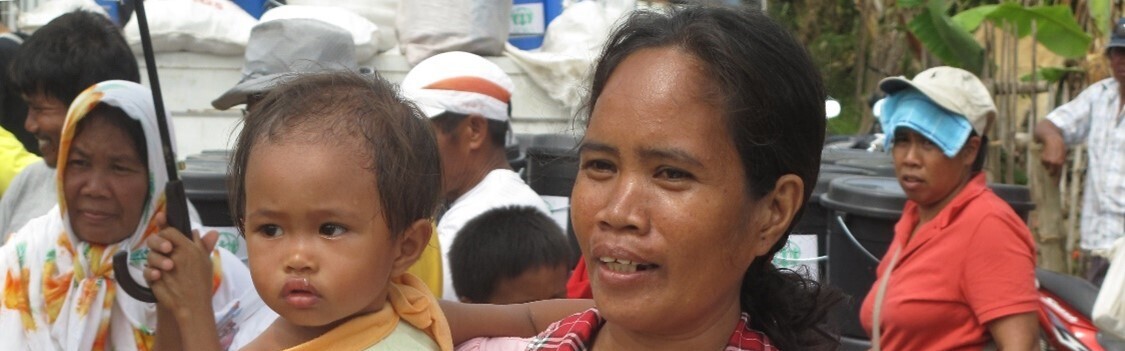 Überlebende des Taifuns Yolanda bei einer ADRA-Verteilung von Wasserbehältern auf den Philippinen 