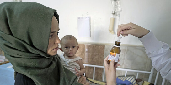 Eine syrische Frau mit Baby wird in einem Krankhaus medizinisch versorgt