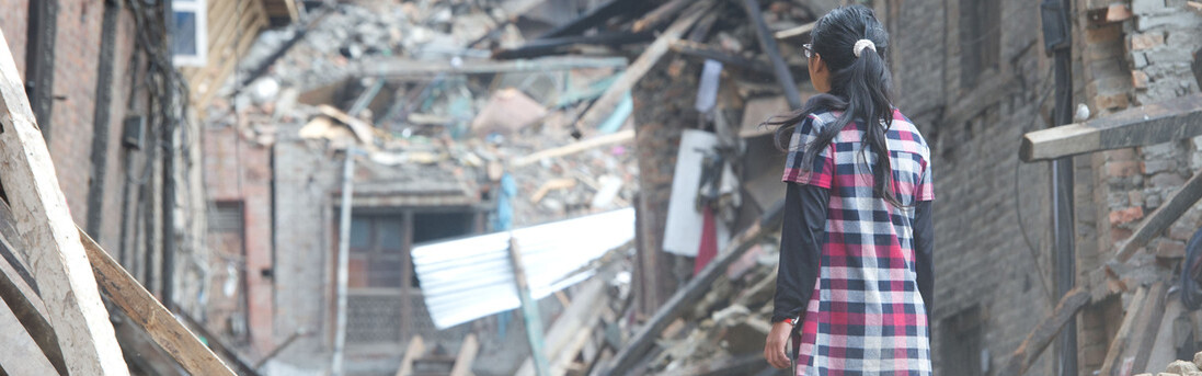 Eine Frau steht in der zerstörten Stadt Bhaktapur inmitten von Trümmern, nachdem das Erdbeben in Nepal viele Häuser zerstörte Eine Frau steht in der zerstörten Stadt Bhaktapur inmitten von Trümmern, nachdem das Erdbeben in Nepal viele Häuser zerstörte
