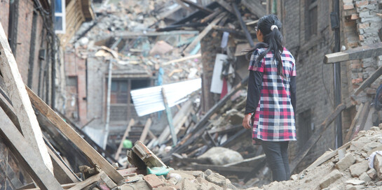 Eine Frau steht in der zerstörten Stadt Bhaktapur inmitten von Trümmern, nachdem das Erdbeben in Nepal viele Häuser zerstörte