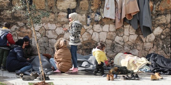 Menschen in Syrien flüchten nach dem Erdbeben mit ihrem Hab und Gut auf die Straße