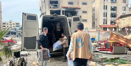 Ein Helfer von HI steht im Gazastreifen