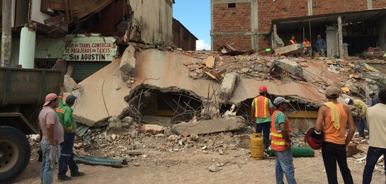 Nach dem Erdbeben in Ecuador läuft die Hilfe an. Bergungsteams stehen vor einem der zahlreichen eingestürzten Gebäude.