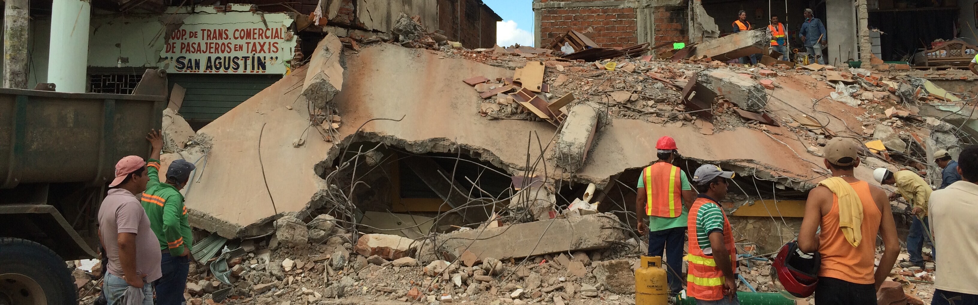 Nach dem Erdbeben in Ecuador läuft die Hilfe an. Bergungsteams stehen vor einem der zahlreichen eingestürzten Gebäude.