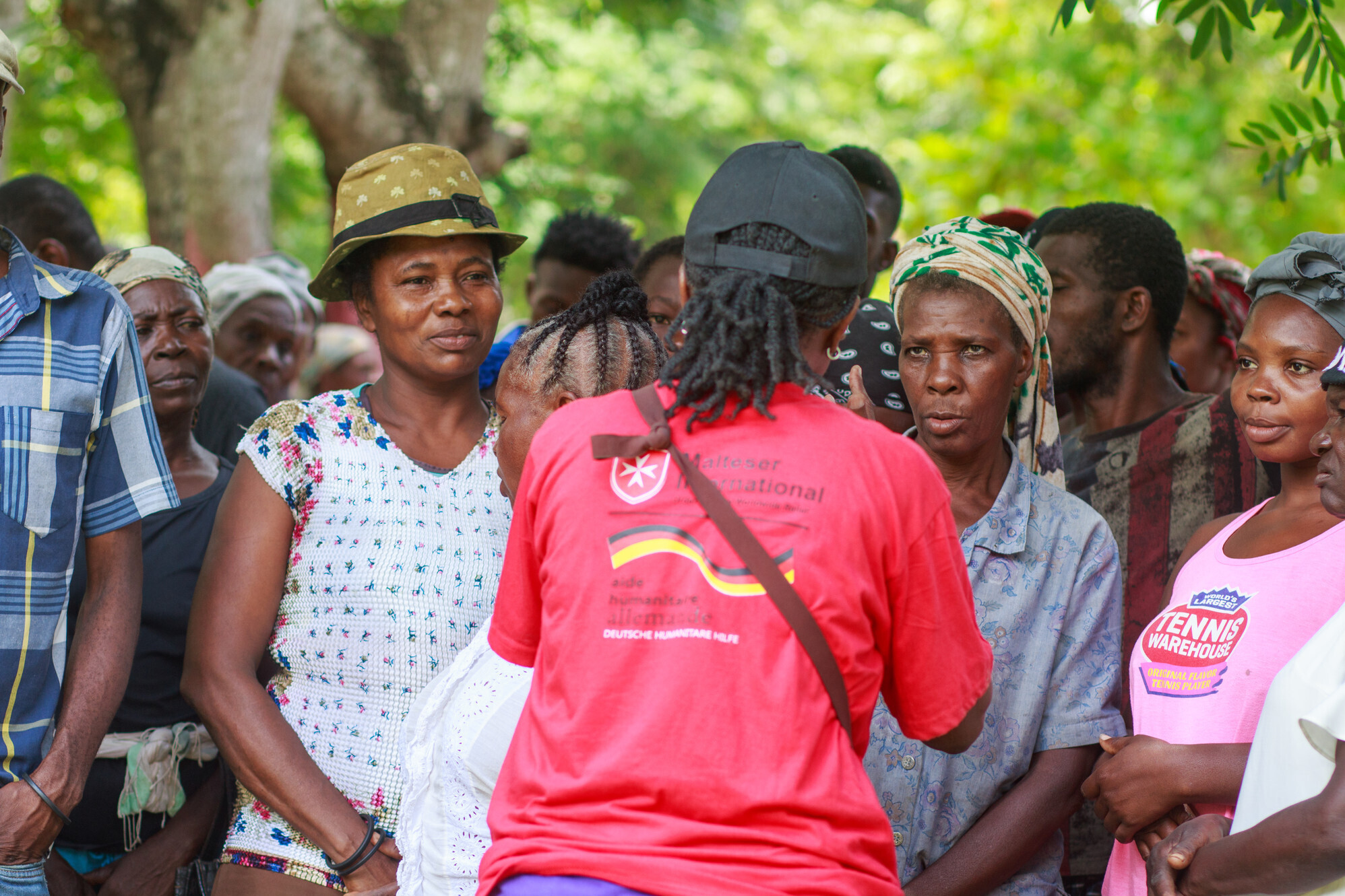Mitarbeiterin von Malteser International spricht mit Frauen in Haiti Mitarbeiterin von Malteser International spricht mit Frauen in Haiti