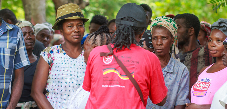 Mitarbeiterin von Malteser International spricht mit Frauen in Haiti Mitarbeiterin von Malteser International spricht mit Frauen in Haiti