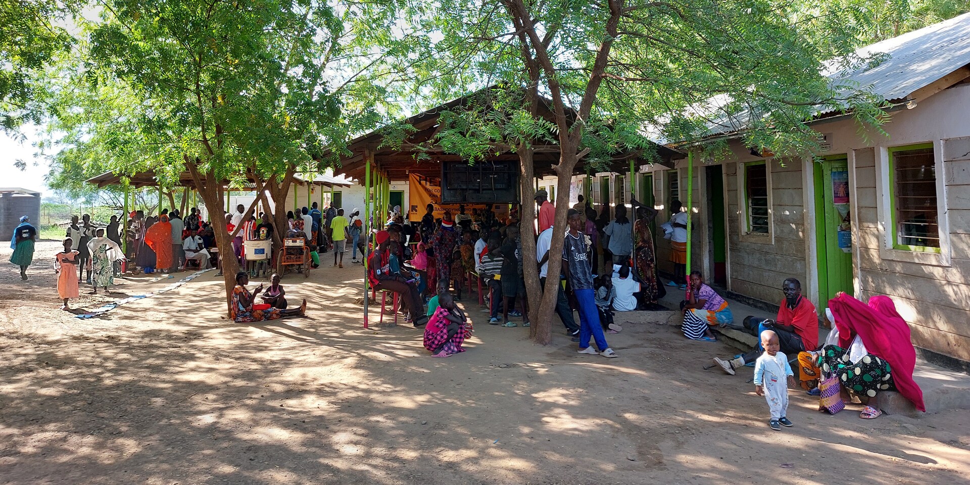 Menschen im Flüchtlingslager Kakuma warten auf medizinische Versorgung Menschen im Flüchtlingslager Kakuma warten auf medizinische Versorgung