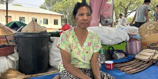 Eine Frau verlor ihre Mutter durch das Erdbeben in Myanmar