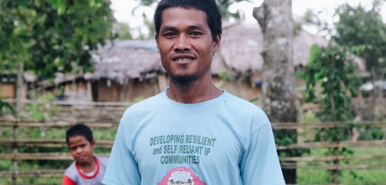 Ein Vater mit Sohn im philippinischen Hochland der Inselgruppe Mindanao Ein Vater mit Sohn im philippinischen Hochland der Inselgruppe Mindanao