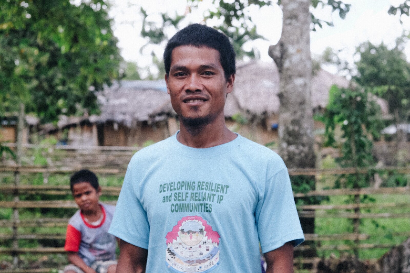 Ein Vater mit Sohn im philippinischen Hochland der Inselgruppe Mindanao