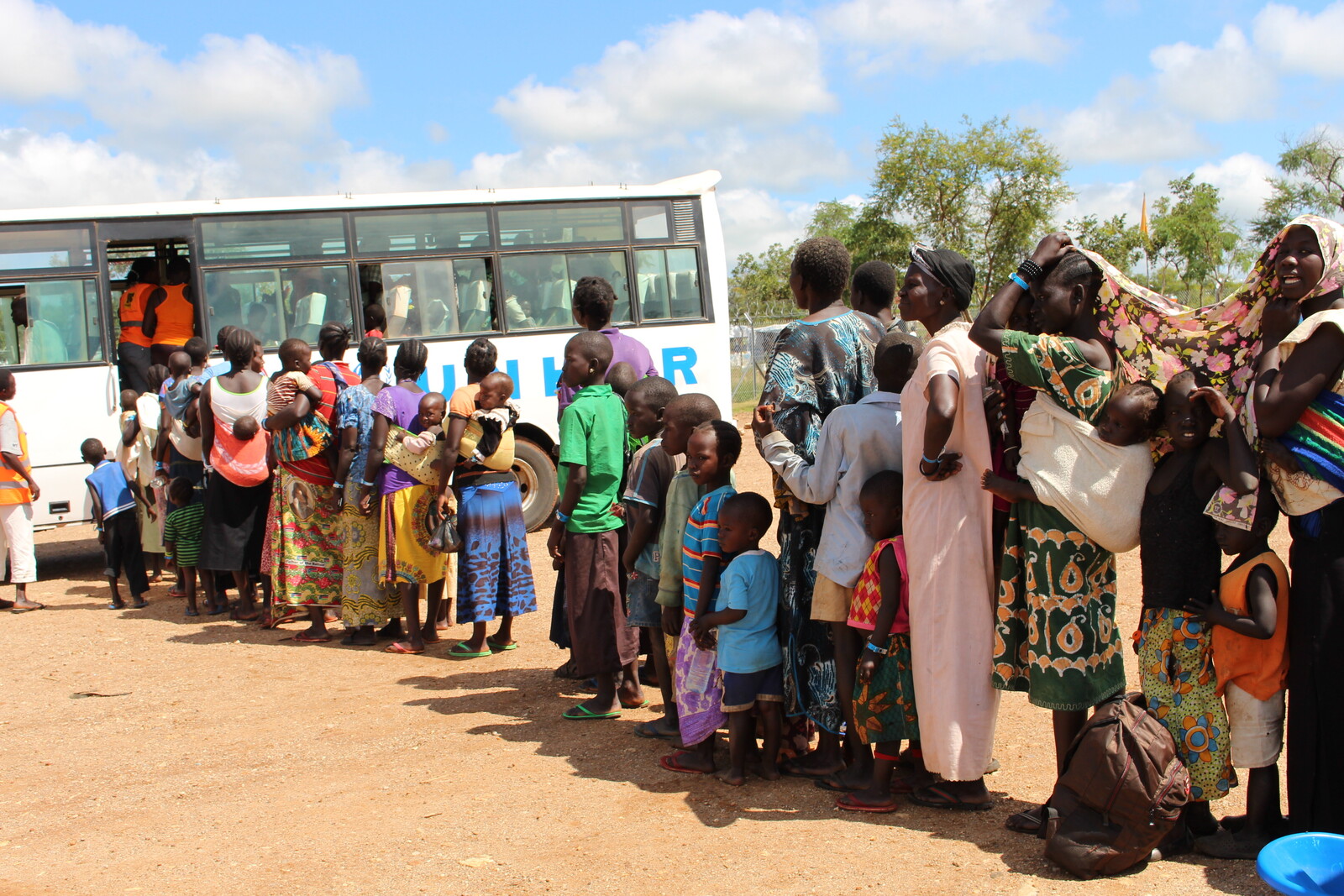 Die Flucht ist anstrengend. Doch die Ankunft in Uganda ist gut organisiert. Die geflüchteten Menschen passieren mehrere Stationen.