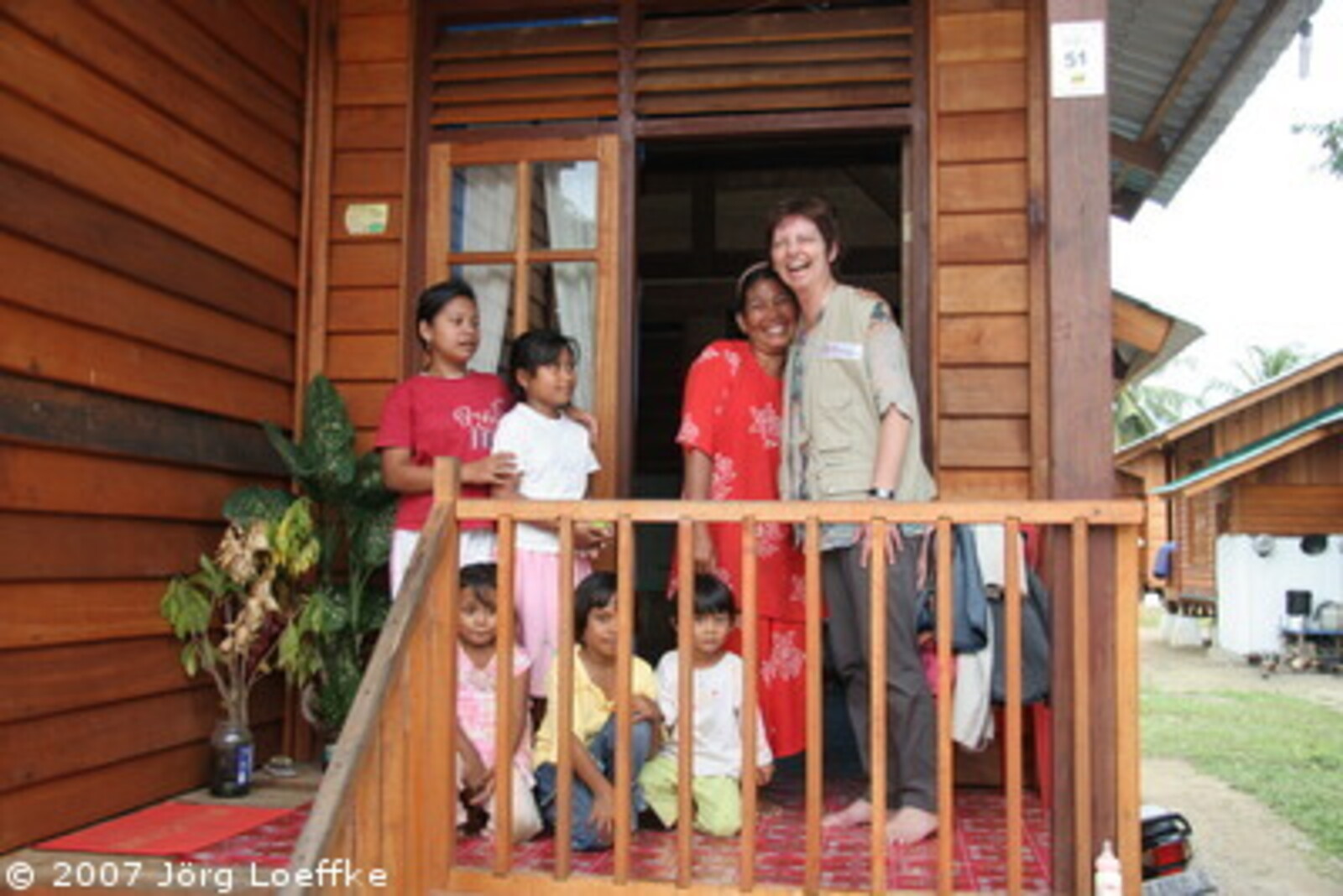 Tsunami-Hilfe Indonesien: Manuela Roßbach (Geschäftsführerin ADH) mit Familie in Susoh