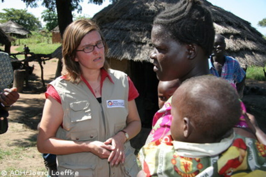 Flut Afrika, ADH- Helferin spricht mit Frau
