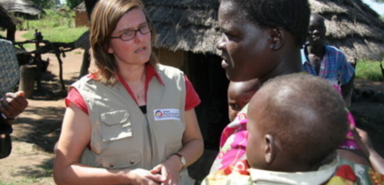 Flut Afrika, ADH- Helferin spricht mit Frau