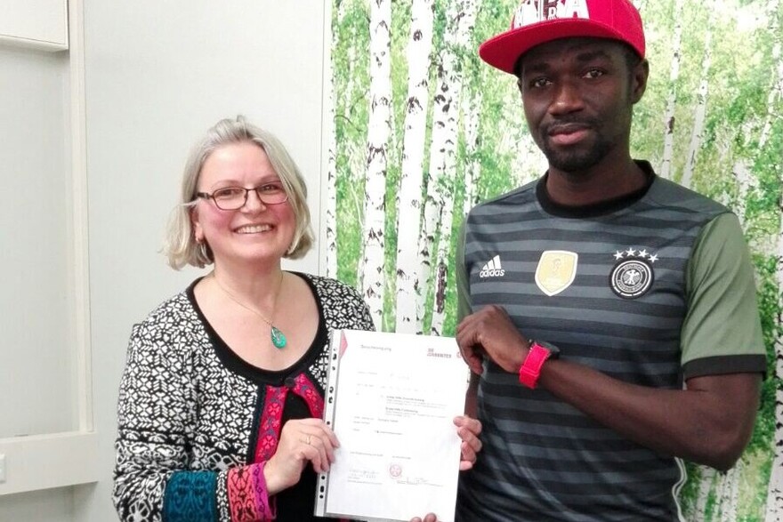 Nach Abschluss des Kurses erhalten die Flüchtlinge ein Zertifikat über ihre Kenntnisse in Erster Hilfe Nach Abschluss des Kurses erhalten die Flüchtlinge ein Zertifikat über ihre Kenntnisse in Erster Hilfe
