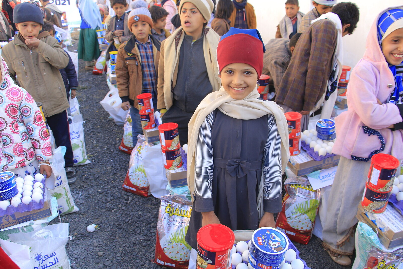 Kinder im Jemen bei einer Verteilung von Nahrungsmitteln durch Hilfsorganisation LandsAid