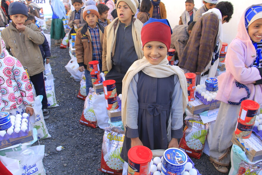 Kinder im Jemen bei einer Verteilung von Nahrungsmitteln durch Hilfsorganisation LandsAid