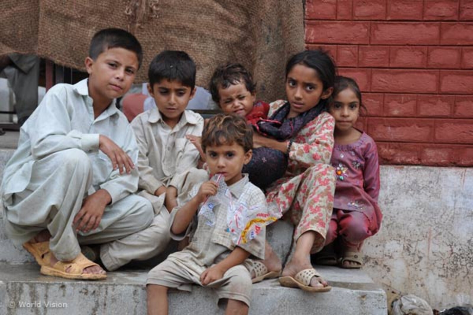 Flut Pakistan: Spielende Kinder