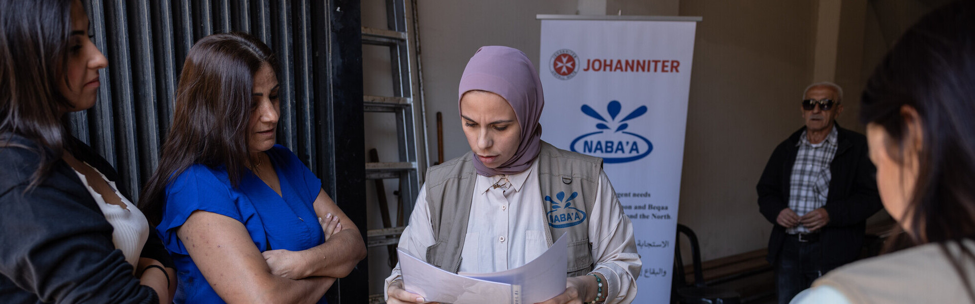Eine Helferin der Organisation Nabaa organisiert im Libanon die Verteilung von Hilfsgütern für geflüchtete Menschen 