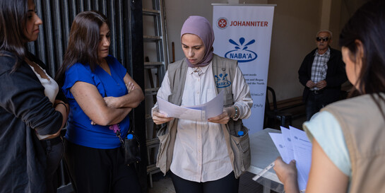EIne Helferin der Organisation Nabaa organisiert im Libanon die Verteilung von Hilfsgütern