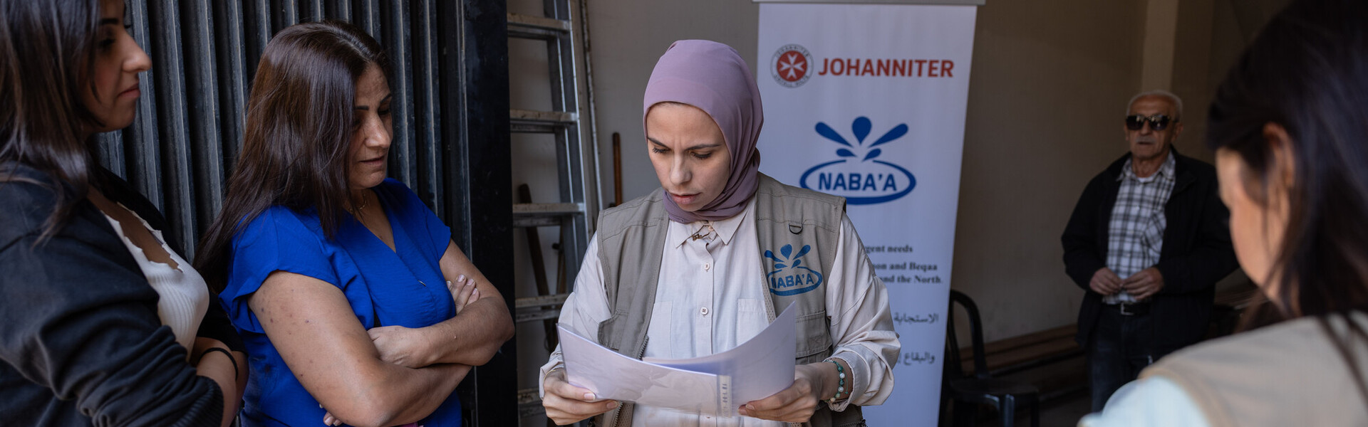 EIne Helferin der Organisation Nabaa organisiert im Libanon die Verteilung von Hilfsgütern