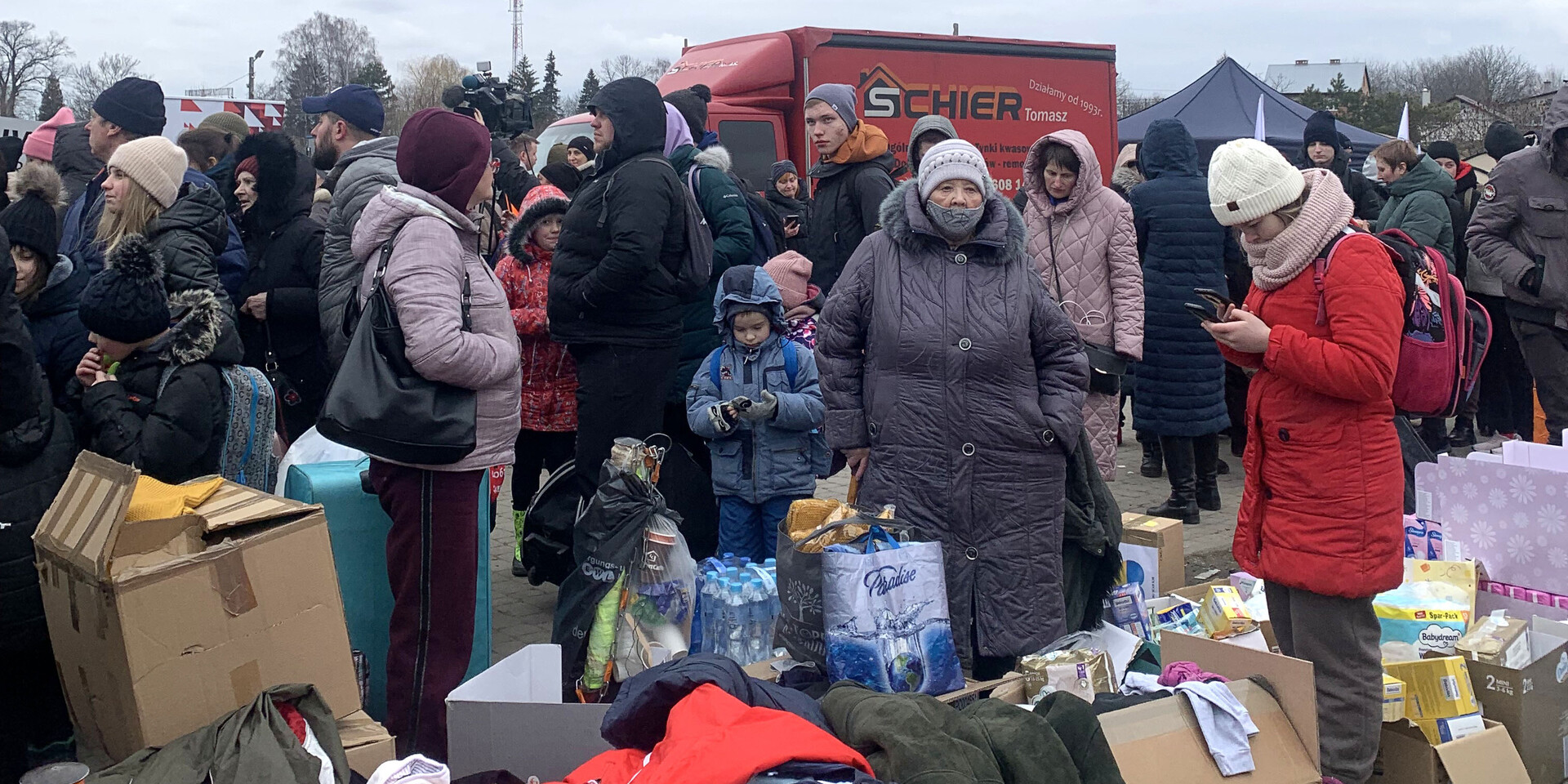 Frauen und Kinder aus der Ukraine sind in Grenzländer wie Polen geflohen