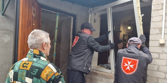 Helfer von den Maltesern machen ein Haus in der Ukraine winterfest