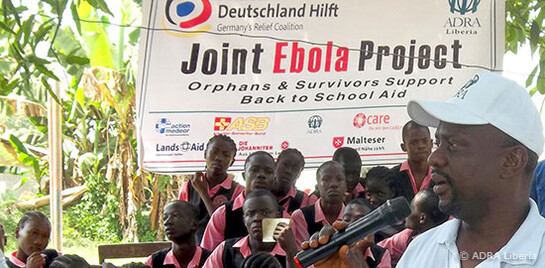 Die Ebola-Epidemie ist noch nicht vorbei. Daher steht im Mittelpunkt des Projekts eine großangelegte Informationskampagne, die Misstrauen und Vorbehalte gegenüber Gesundheitszentren und Helfern abbauen soll