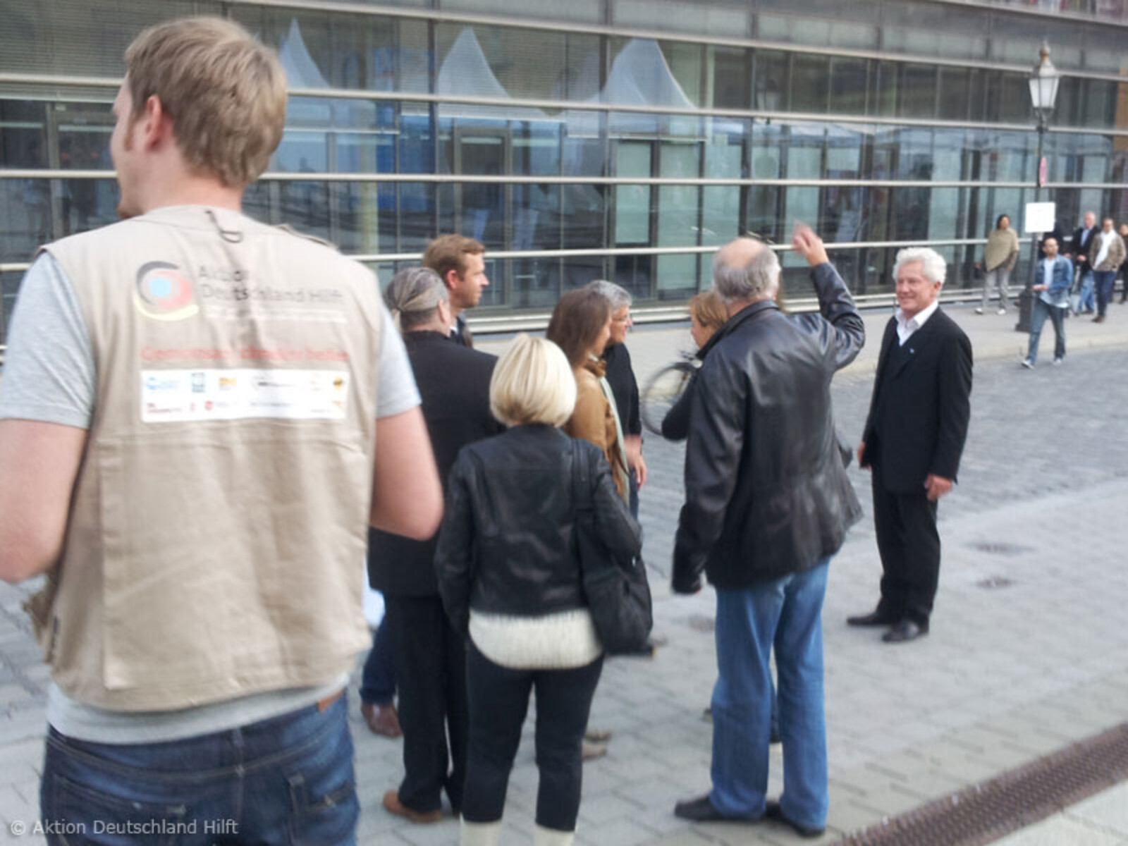 Miroslav Nemec neben dem Stand von Aktion Deutschland Hilft