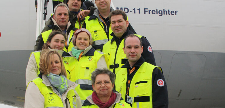 007-bs-800-7-hilfsgueterflug-ph Insgesamt 66 Tonnen Hilfsgüter befanden sich sicher verpackt und abflugbereit im Bauch des Flugzeugs