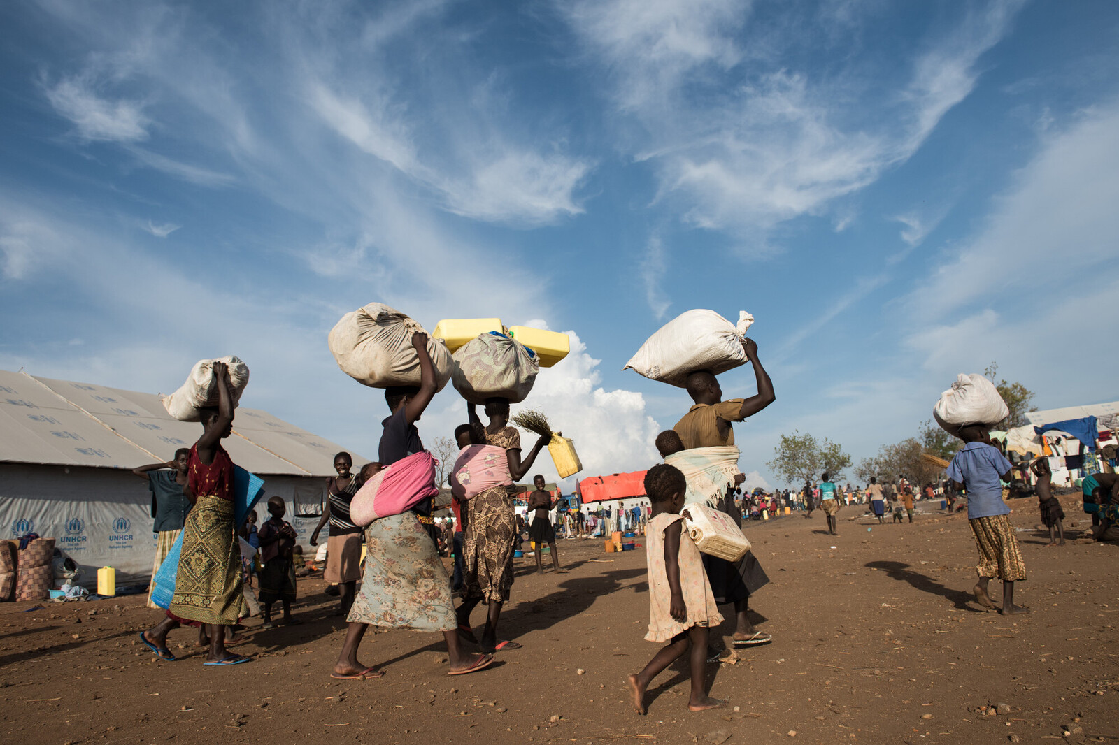 Menschen, die mit ihrem Hab und Gut aus dem Südsudan nach Uganda geflüchtet sind