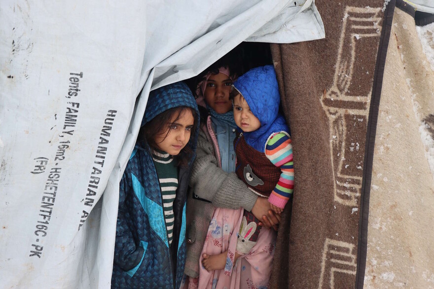 Kinder in einer provisorischen Unterkunft in Syrien
