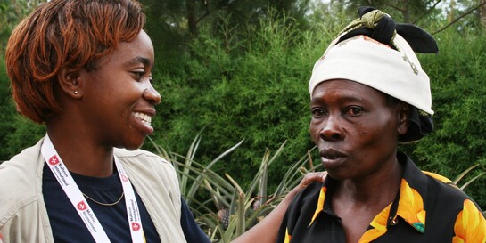 Eine Helferin unserer Bündnisorganisation Malteser International spricht mit einer Frau im Kongo (Archivbild)