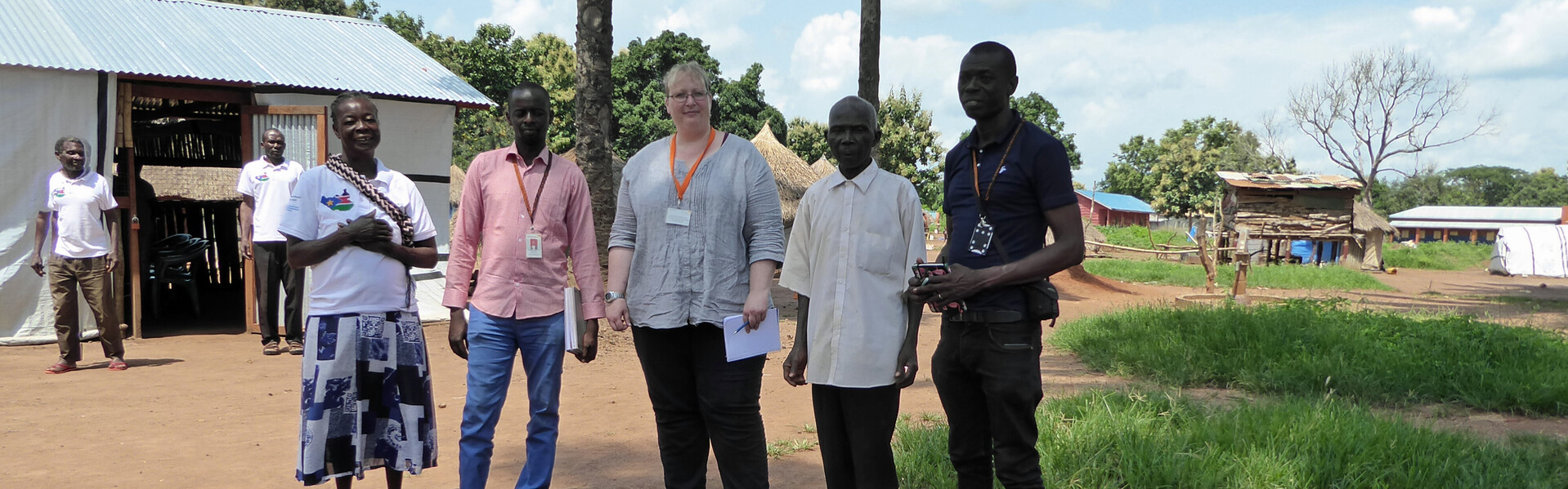 Caroline Klein von World Vision bei einem Projektbesuch im Südsudan