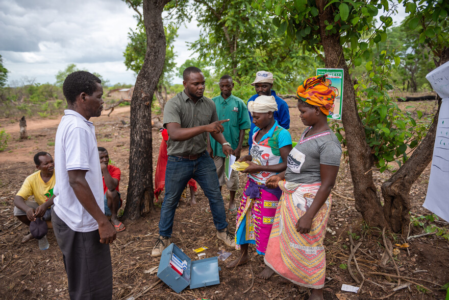 Helfer Pedro Nhandiro Zingas erklärt den Dorfgemeinschaften in Mosambik Community Banks Helfer Pedro Nhandiro Zingas erklärt den Dorfgemeinschaften in Mosambik Community Banks
