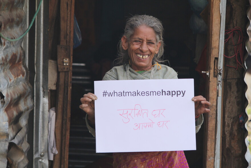 Eine alte Frau vor ihrem Haus in Nepal.