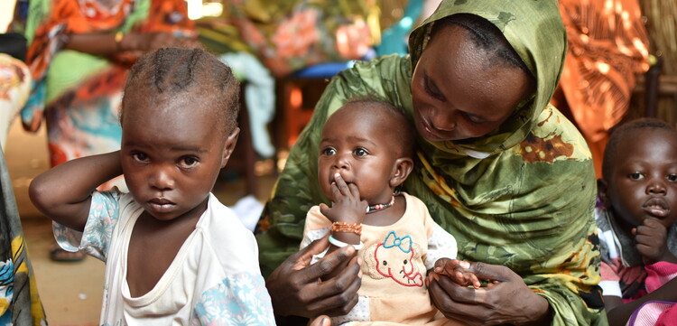 Eine Mutter mit zwei Kindern im Sudan
