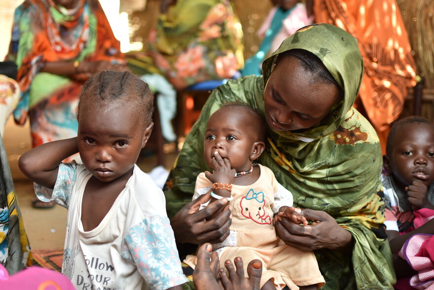 Eine Mutter mit zwei Kindern im Sudan