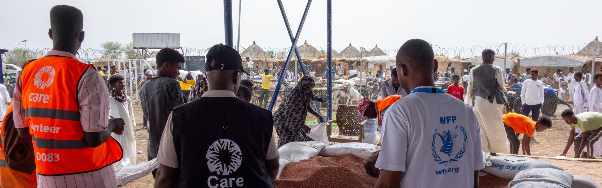 Hilfsorganisationen verteilen Lebensmittel im Sudan
