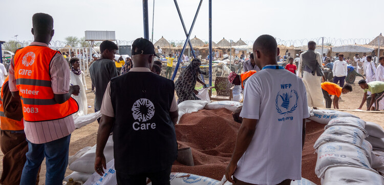 Helfer bei der Verteilung von Hilfsgütern an Menschen im Sudan