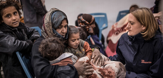 Vera Voss (JUH) spricht mit der Familie von Nour (Li) im Flüchtlingslager Rabaa. Johanniter besuchen das Sammellager "Rabaa-Center". Flüchtlinge aus Syrien werden vom Jordanischen Militär an der Grenze eingesammelt und in das Lager gebracht. Personalien we