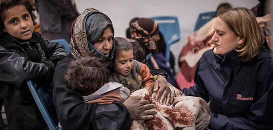 Vera Voss (JUH) spricht mit der Familie von Nour (Li) im Flüchtlingslager Rabaa. Johanniter besuchen das Sammellager "Rabaa-Center". Flüchtlinge aus Syrien werden vom Jordanischen Militär an der Grenze eingesammelt und in das Lager gebracht. Personalien we