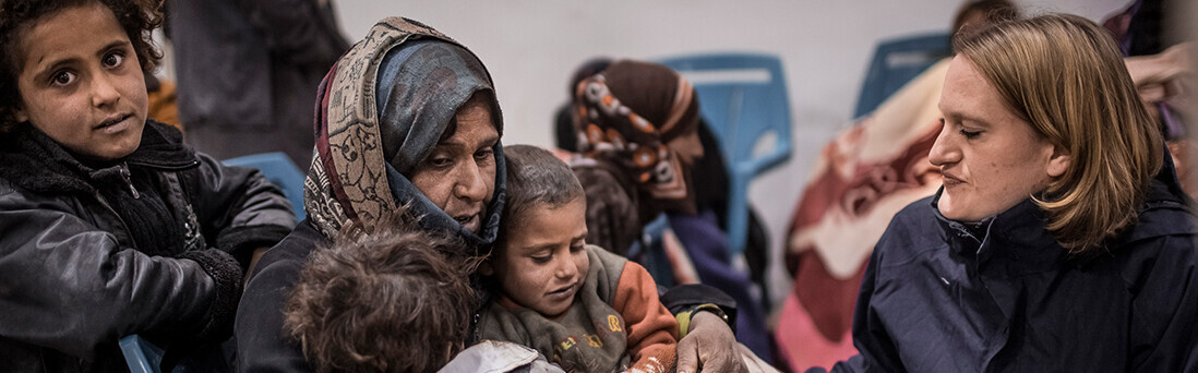 Eine Helferin spricht in Jordanien mit einer syrischen Flüchtlingsfamilie