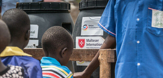Kinder im Südsudan erhalten sauberes Wasser.