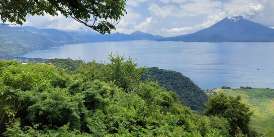 Blick auf den Lago Atitlán und den Vulkan San Pedro in Guatemala 