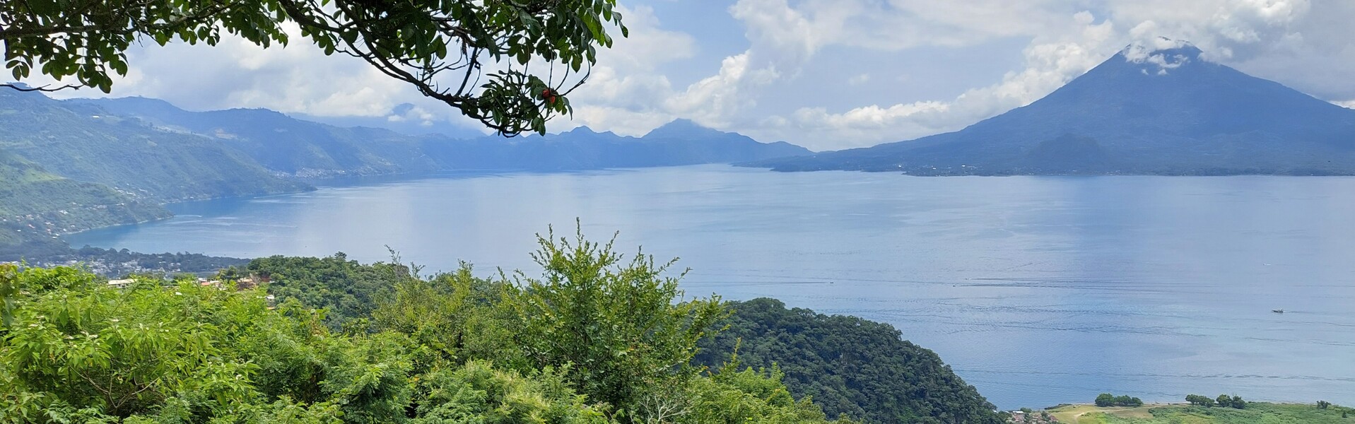 Blick auf den Lago Atitlán und den Vulkan San Pedro in Guatemala 
